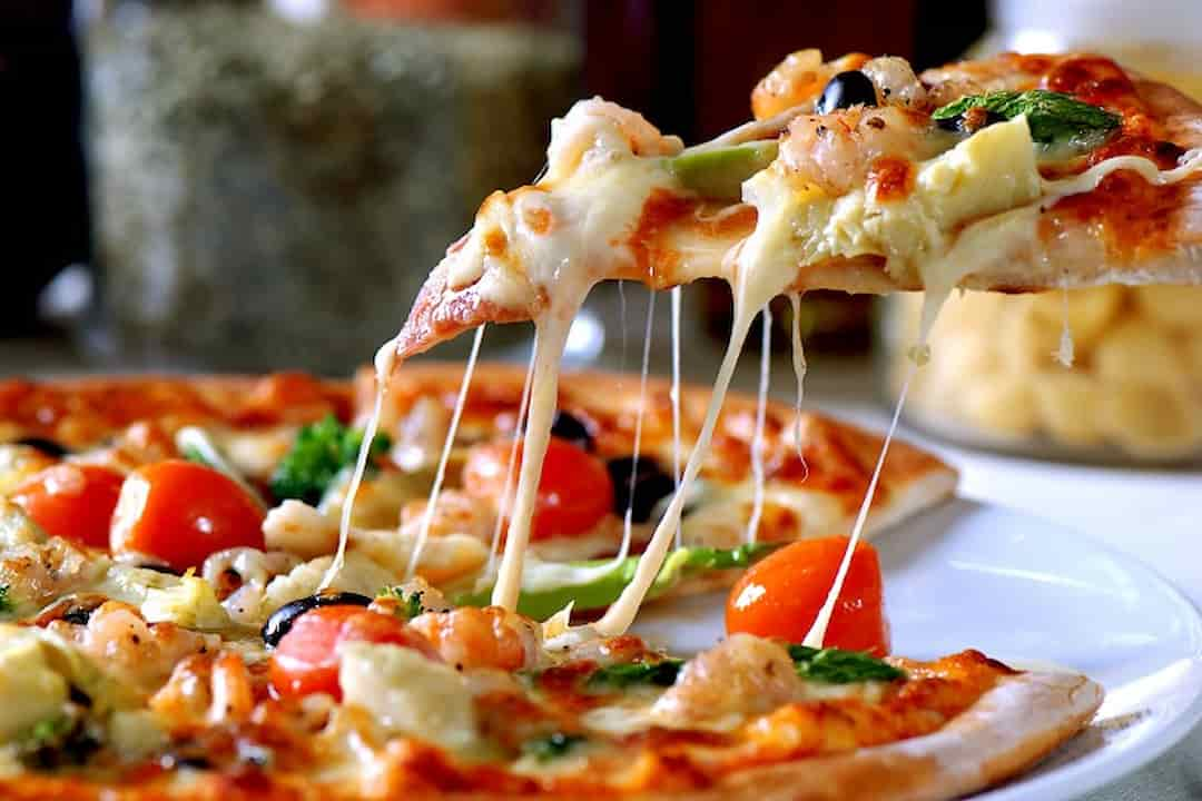 Những nguyên liệu cần thiết và cách làm pizza đơn giản 