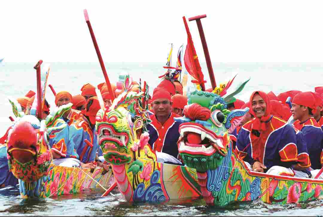 Hằng năm luôn có các đội đua thuyền chờ đến mùa giải